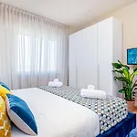 Art Deco' - Sleepwithme - Free Parking - Free Breakfast - Very Friendly Staff