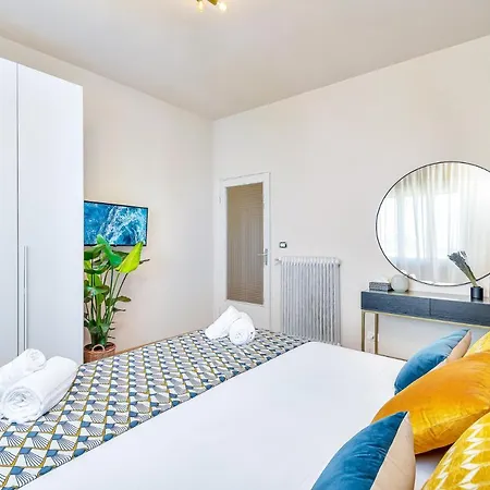 Art Deco' - Sleepwithme - Free Parking - Free Breakfast - Very Friendly Staff Lejlighed *