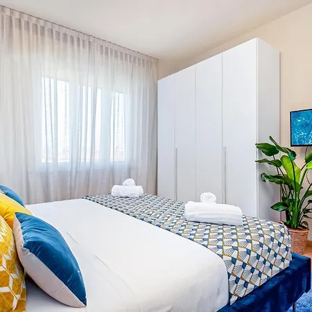 Art Deco' - Sleepwithme - Free Parking - Free Breakfast - Very Friendly Staff